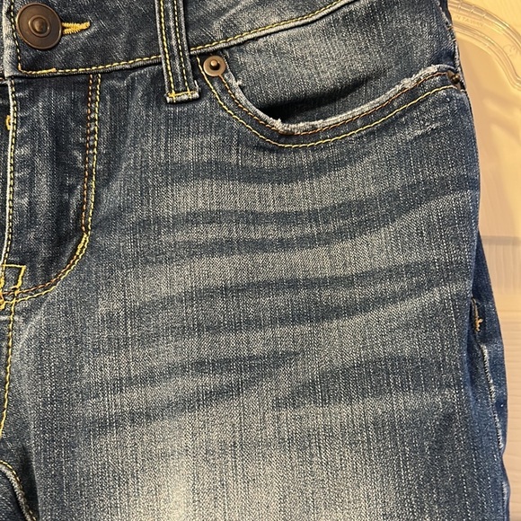 Time & Tru Medium Wash Jean Capris 6 - Picture 2 of 4